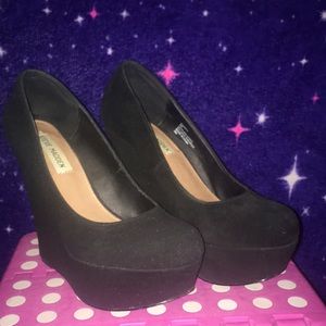Black wedges